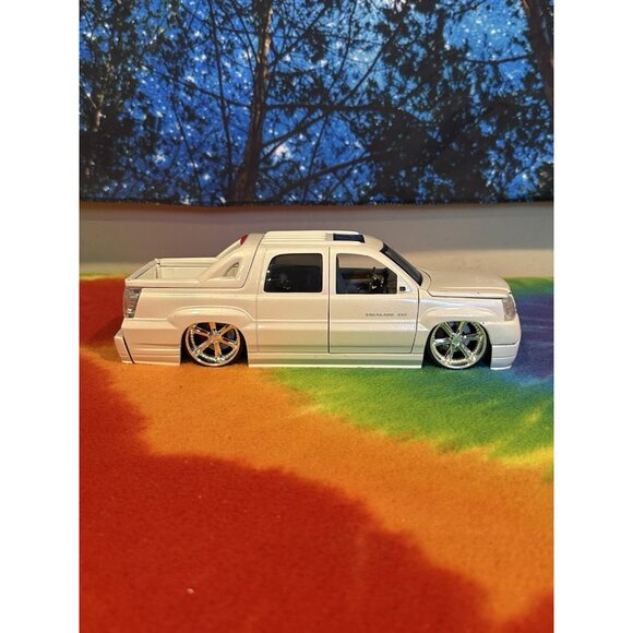 Jada Toys Dub City Cadillac Escalade - Picture 2 of 10